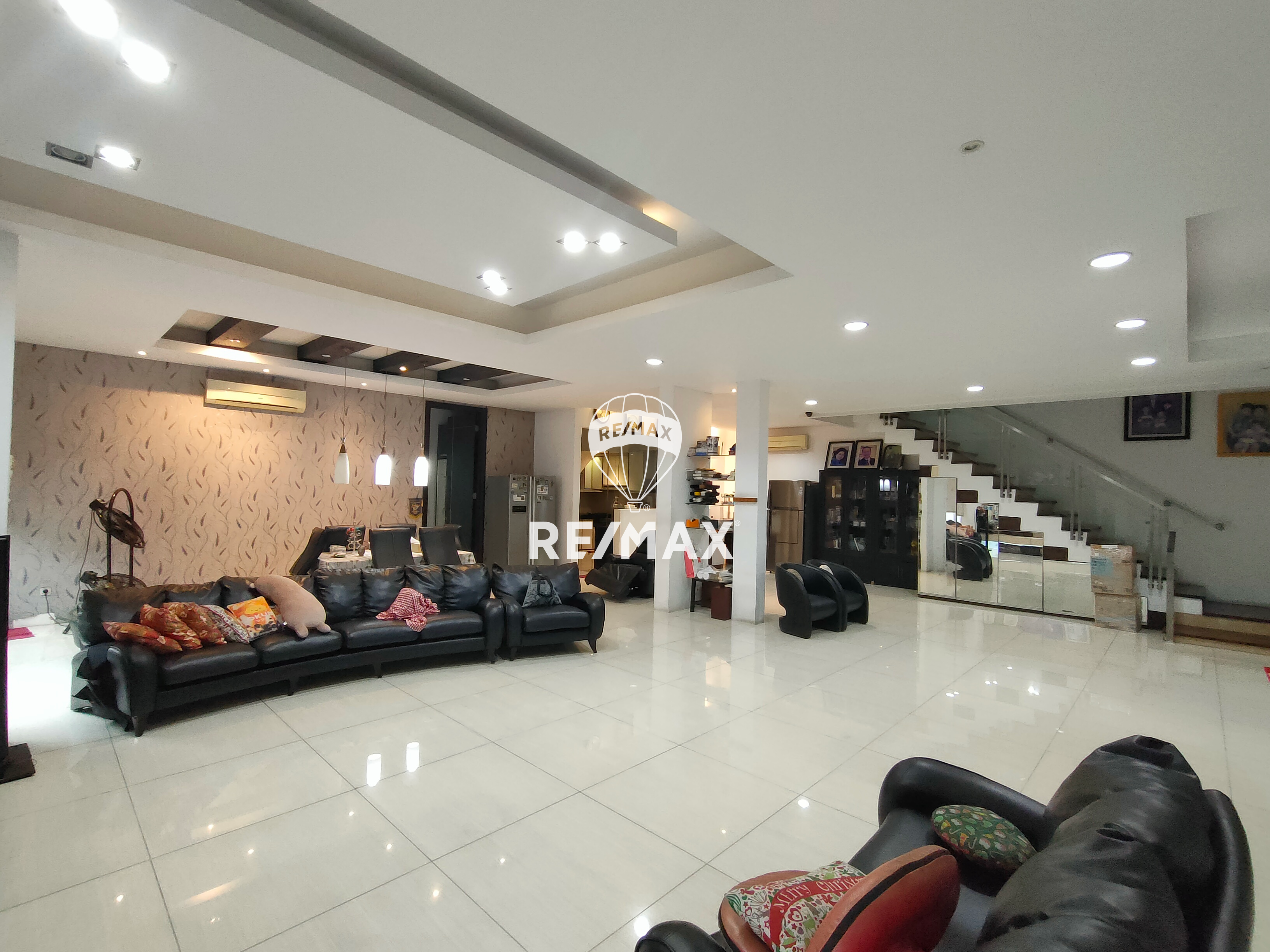 Rumah Mewah Meruya dengan Swimming Pool siap huni