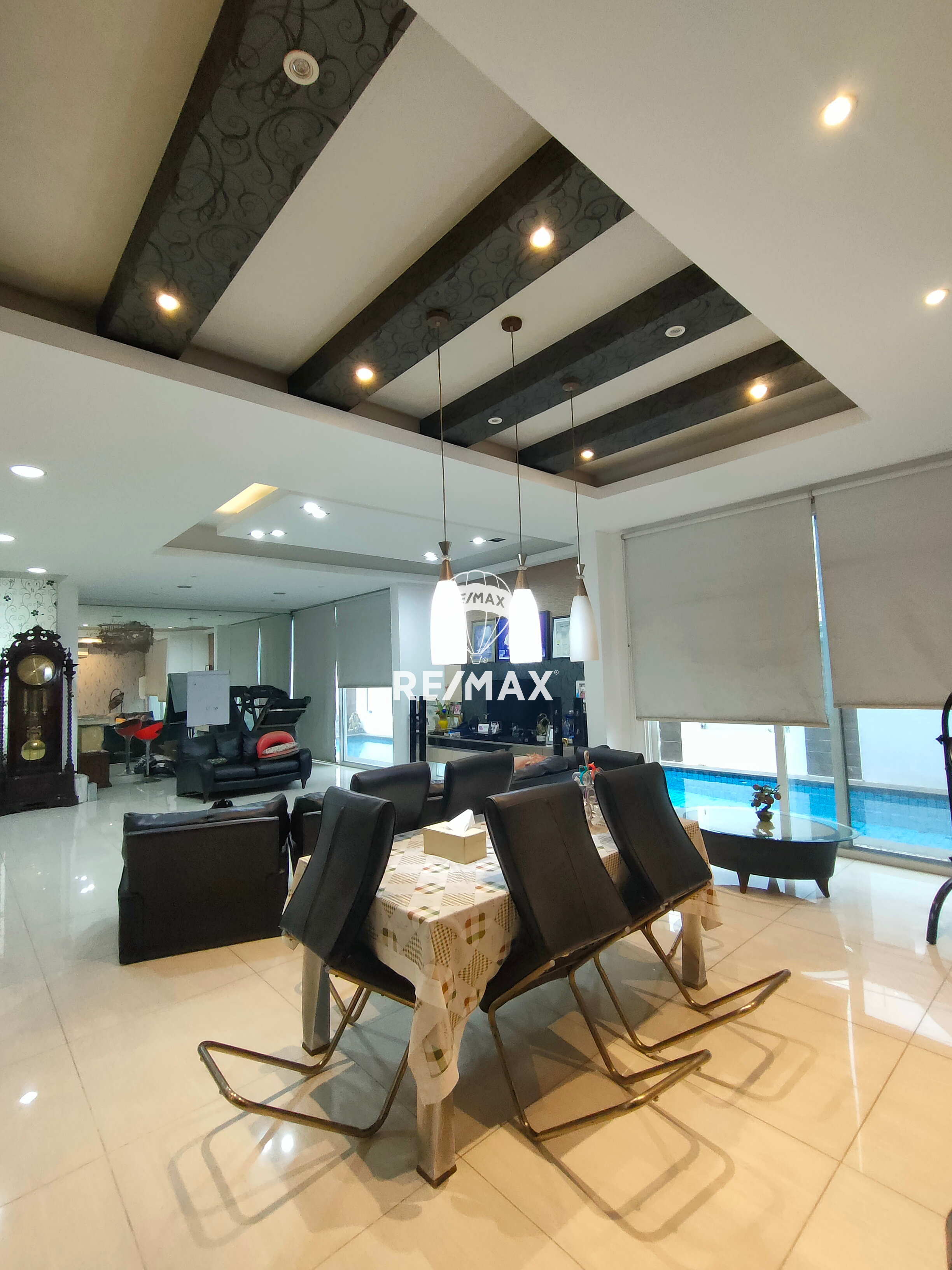 Rumah Mewah Meruya dengan Swimming Pool siap huni